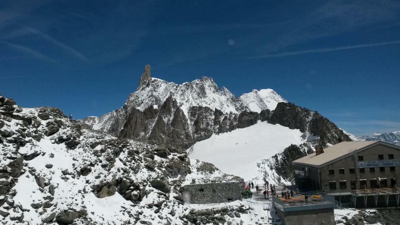 Chez Soi Taverna Alloggio A Courmayeur Exteriör bild